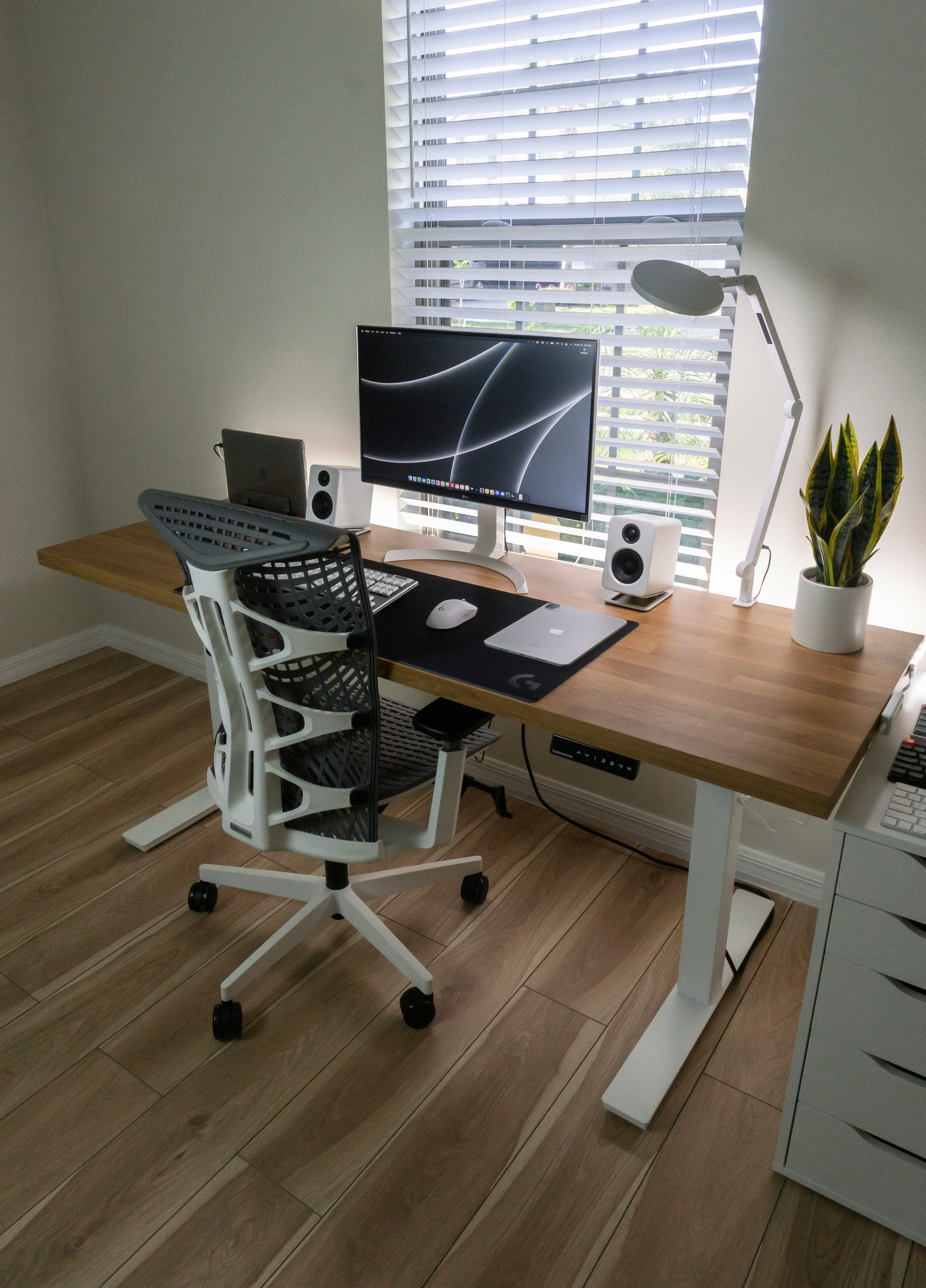 30 Aesthetic Desk Setups for Creative Workspaces